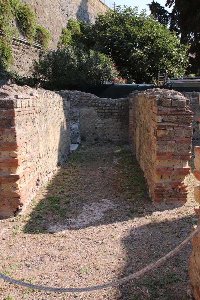 II.2 Herculaneum, September 2021.
Looking north into corridor/room situated between oecus, on left, and triclinium/exedra, on right.
Photo courtesy of Klaus Heese.